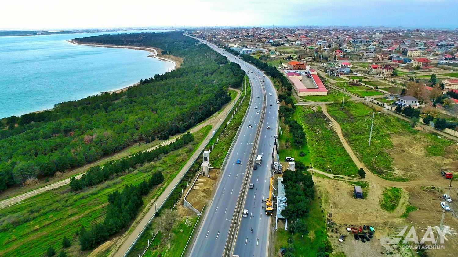 11 Yeni yerüstü piyada keçidinin inşası davam etdirilir 