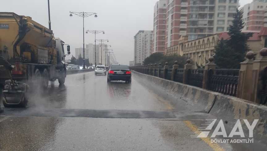 11 Yol ötürücüsü üzərində asfalt-beton örtükdə yaranmış problem aradan qaldırılıb