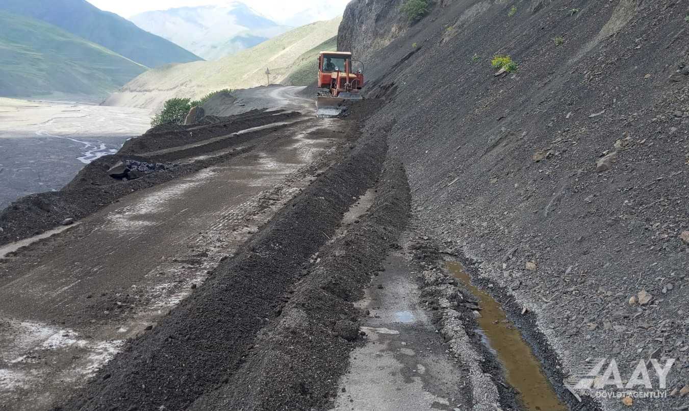 11 Quba-Xınalıq yolunun bir hissəsi lil və qaya parçalarından təmizlənib