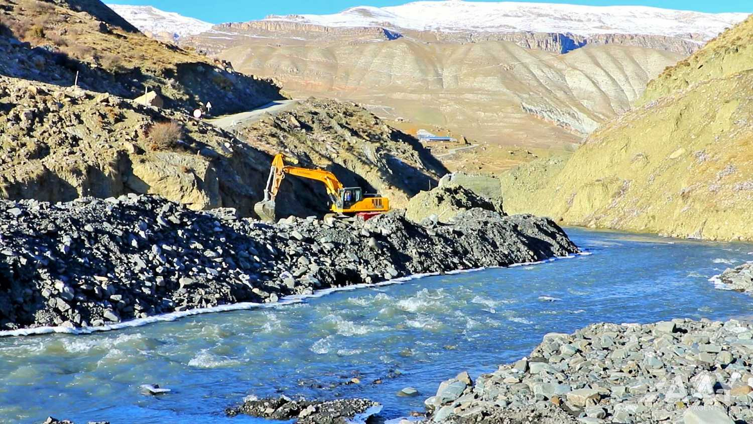 11 Construction of new bridge continues on Guba-Khinalıq road