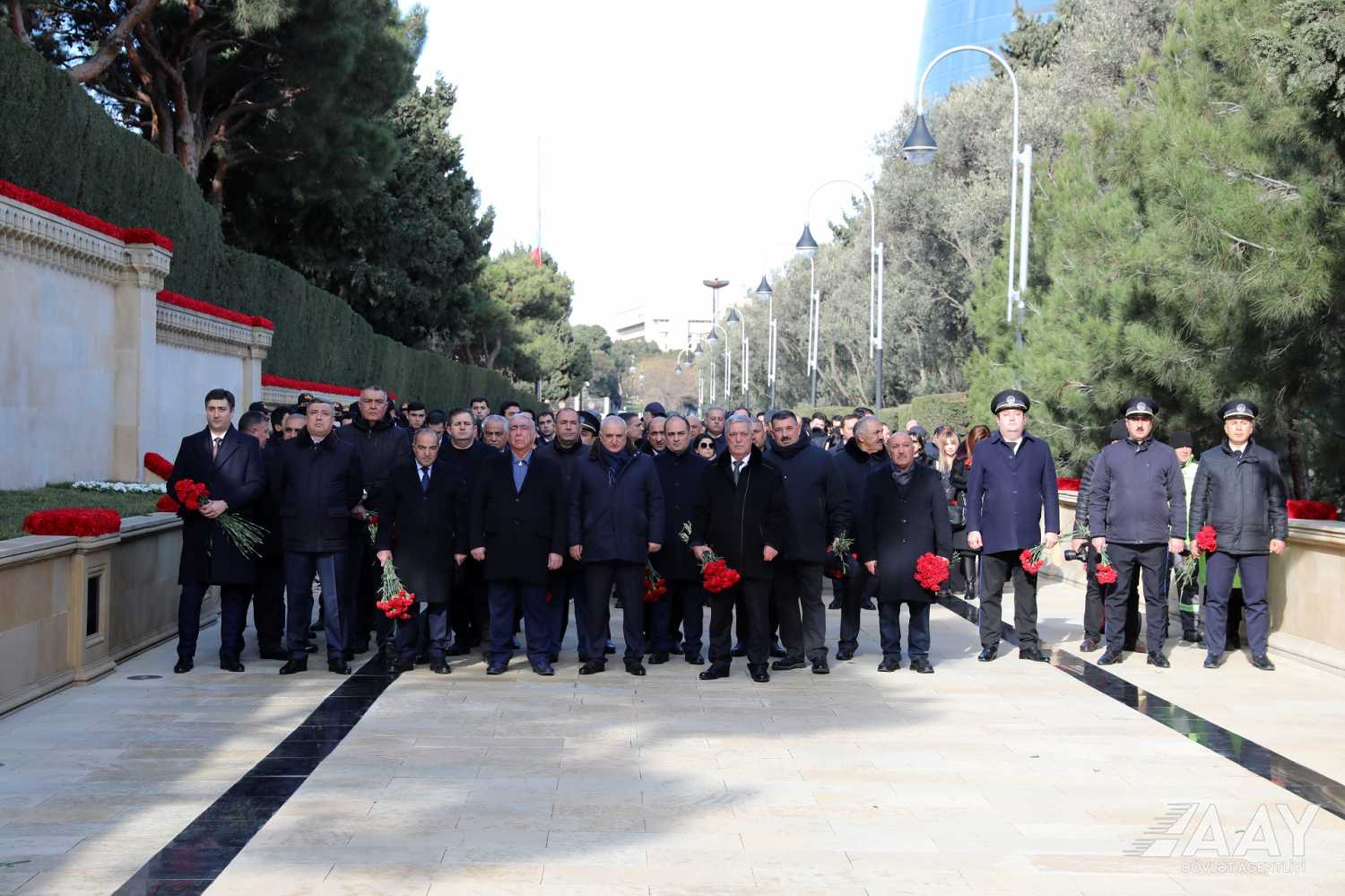 11 AAYDA-nın kollektivi Şəhidlər Xiyabanını ziyarət edib